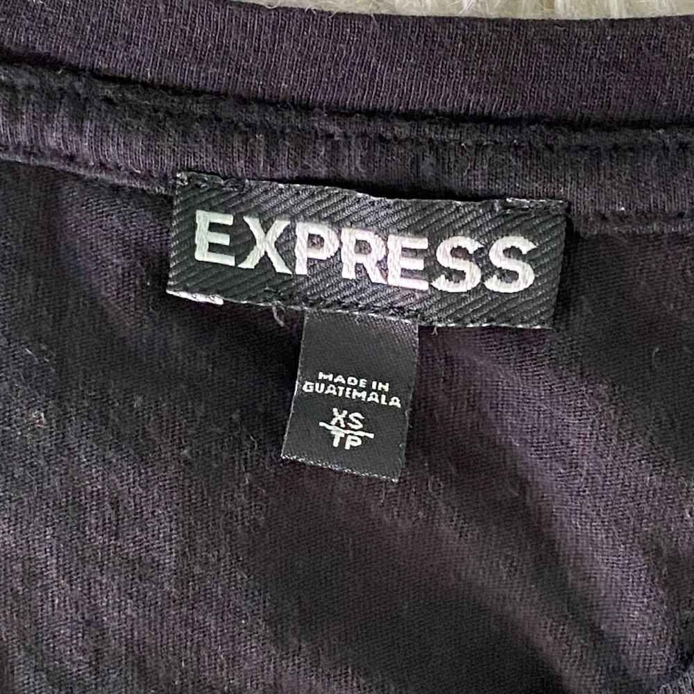 Express Rose Patterned Muscle T - Picture 5 of 8